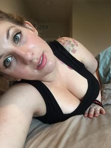A sexy babe takes some hot selfies [x284][1427Ã—1104]-u6w4n17g2y.jpg