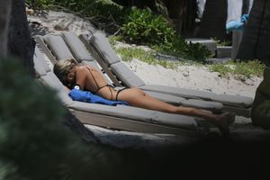 Delilah Belle Hamlin â€“ Sexy Thong Bikini Candids On the Beach in Tulum-h6x8k3wsam.jpg