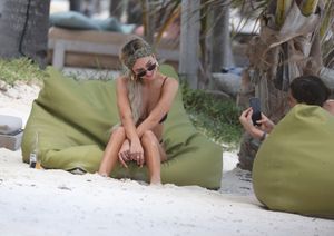Delilah Belle Hamlin â€“ Sexy Thong Bikini Candids On the Beach in Tuluml6x8k4ttl2.jpg