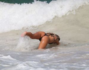 Delilah Belle Hamlin â€“ Sexy Thong Bikini Candids On the Beach in Tulum-h6x8k5f6b7.jpg