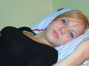 Sweet, young, hot posing in Bed x 188-g7a03fnfka.jpg