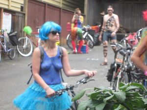 Fremont-Solstice-Naked-Cyclists-2012-MORE%21%21-k7c5ra5fev.jpg