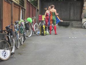 Fremont-Solstice-Naked-Cyclists-2012-MORE%21%21-n7c5ras4on.jpg