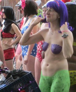 Fremont Solstice Naked Cyclists 2012 - MORE!!-77c5rbuapf.jpg