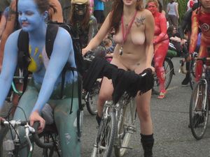 Fremont Solstice Naked Cyclists 2012-p7c5r0mthp.jpg