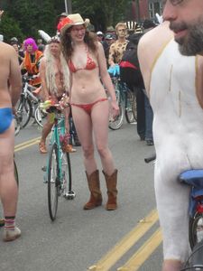 Fremont-Solstice-Naked-Cyclists-2012-MORE%21%21-u7c5rcq4xw.jpg