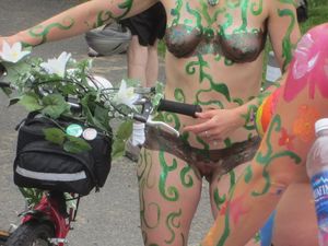 Fremont-Solstice-Naked-Cyclists-2012-j7c5r3im0h.jpg